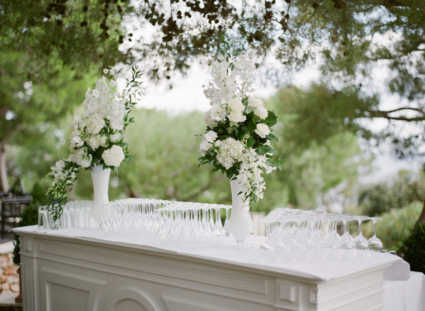 wedding bar cocktail hour wine beer bubbles flowers